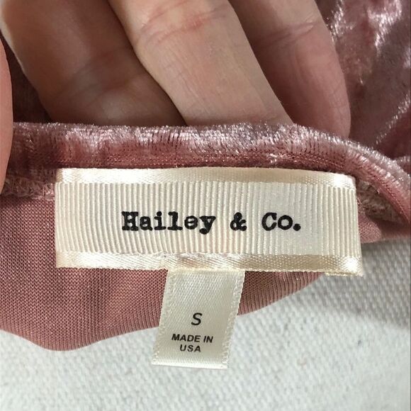 HAILEY & CO. -  FAUX CRUSH VELVET TOP - B14 - Picture 7 of 9